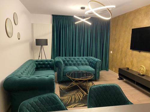 uma sala de estar com mobiliário verde e uma televisão de ecrã plano em Charming 1-Bed Apartment in Brasov em Brasov