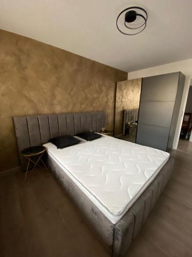 um quarto com uma grande cama branca em Charming 1-Bed Apartment in Brasov em Brasov