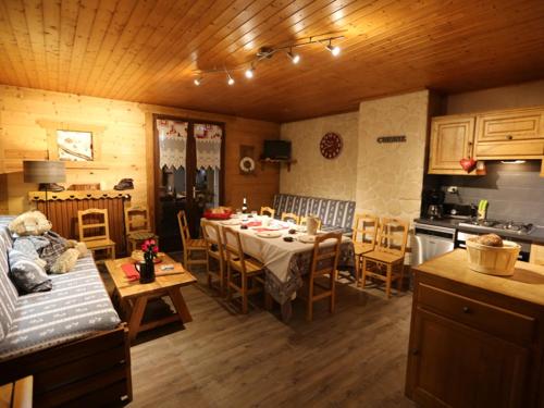Appartement Valloire, 3 pièces, 8 personnes - FR-1-263-330にあるレストランまたは飲食店