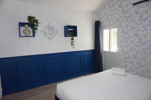 une chambre avec un lit et une fenêtre dans l'établissement Riva Cottage, à Saint-Aignan