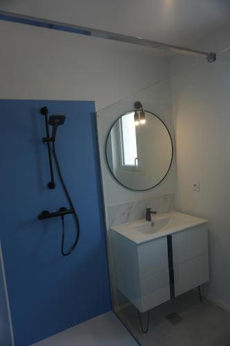 un bagno con lavandino e specchio di Riva Cottage a Saint-Aignan