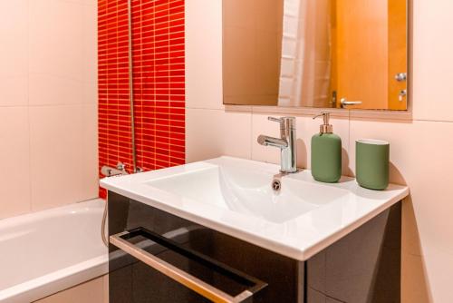 Bright Studio in the heart of Lapa - 5min walk to Metro!
