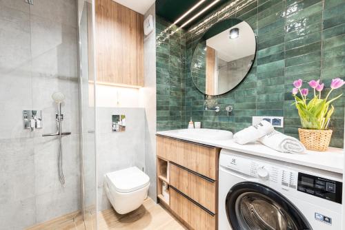 łazienka z pralką i umywalką w obiekcie M&M Apartament Dziwnówek nr 646 z widokiem na morze w Dziwnówku