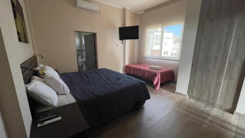 a hotel room with a bed and a window at Edificio Itasu - 3ro - alquileres temporales in Posadas