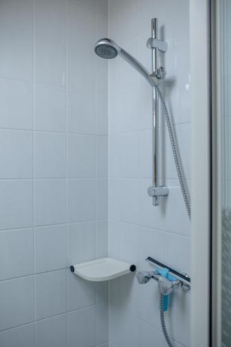 a shower with a shower head in a bathroom at Onderdompeling in Wemeldinge