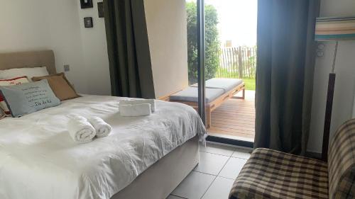 - une chambre avec un lit et un balcon avec un banc dans l'établissement Duplex Horizon vue mer, à Pietrosella