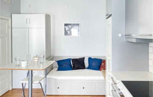 Postel nebo postele na pokoji v ubytování 1 Bedroom Beautiful Apartment In Visby