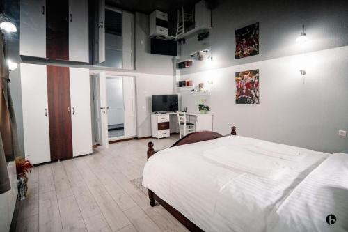 En eller flere senge i et værelse på Dadi House