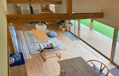 an overhead view of a living room with a couch and a table at Garni MonyaMonya/ガルニモニャモニャ in Hokuto
