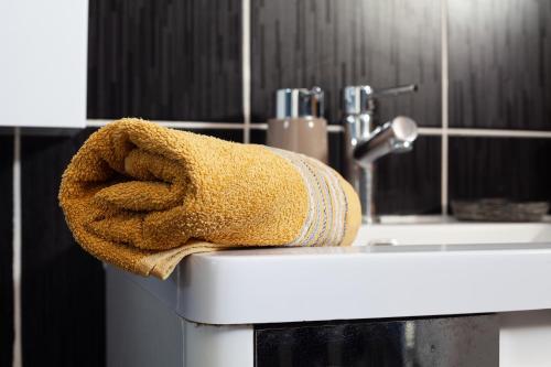 a towel sitting on the edge of a sink at Maison de vacances in La Ciotat