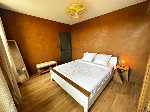 a bedroom with a large white bed in a room at Appartement N1 moderne à 3min de Giverny in Limetz