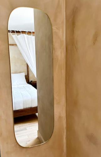 a mirror in a room with a bed and a bed sqor at Appartement N1 moderne à 3min de Giverny in Limetz