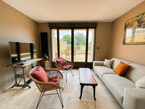 uma sala de estar com um sofá e uma televisão em W27A - Splendide appartement à 3' de Giverny em Limetz