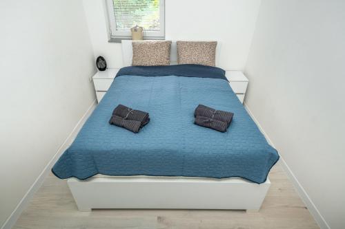 1 dormitorio con 1 cama con edredón azul en Happyland Villa, Jablanica, en Jablanica