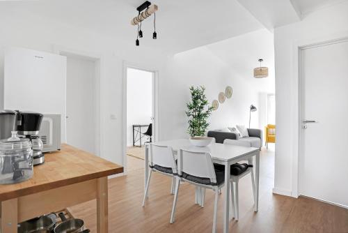 Η κουζίνα ή μικρή κουζίνα στο Sunny 2 bedroom apartment in Almada - Balconies with River View