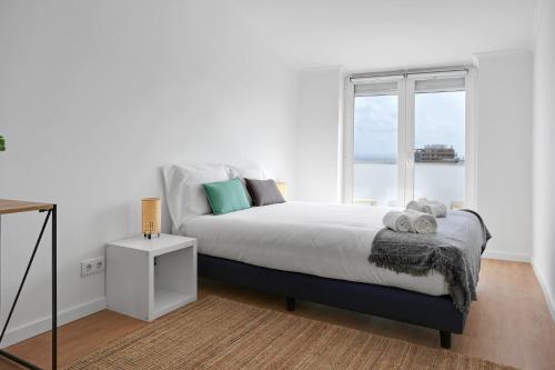 Ένα ή περισσότερα κρεβάτια σε δωμάτιο στο Sunny 2 bedroom apartment in Almada - Balconies with River View