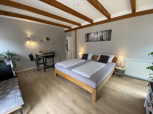 Postel nebo postele na pokoji v ubytování Großes Doppelzimmer mit eigenem Bad und Kühlschrank, frisch saniert