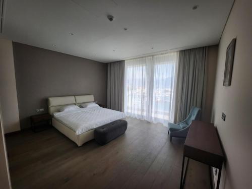 Tempat tidur dalam kamar di Portonovi - Marina Residences Sea View Apartment