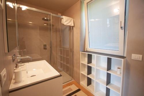 Koupelna v ubytování LookLake "Suite Two" - Plesio by LoveComo