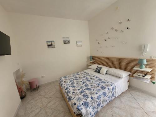 - une chambre avec un lit avec des oiseaux sur le mur dans l'établissement Casa di Eva, à Naples