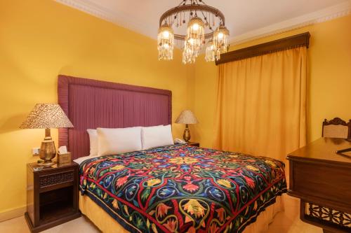 a bedroom with a bed with a colorful blanket at Le Riad Hotel de Charme in Cairo