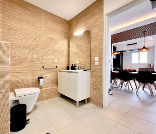 une salle de bain avec un lavabo et des toilettes dans une chambre dans l'établissement Duplex - Vue Mer exceptionnelle - Quartier Euromed-avec Box, à Marseille