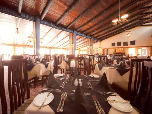 jadalnia z dużym stołem z talerzami i sztućcami w obiekcie Blue Zone Leisure at Pine Lake Inn Resort w mieście White River