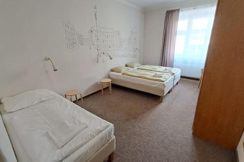 een ziekenhuiskamer met 2 bedden en een raam bij Comfortable apartment sleeps 6 in Praag