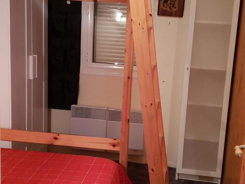 ein Etagenbett mit einer Leiter neben einem Fenster in der Unterkunft Appartement Les Adrets-Prapoutel, 2 pièces, 5 personnes - FR-1-557-57 in Les Adrets