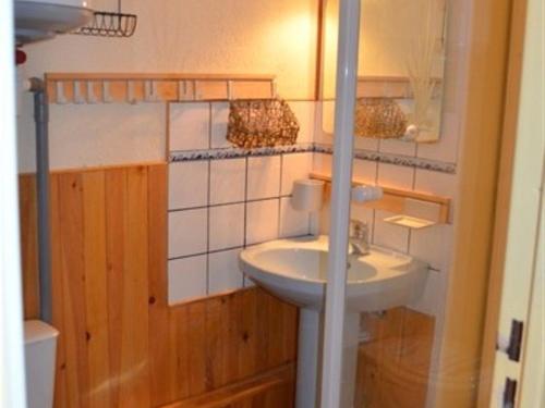 ein Bad mit einem Waschbecken und einem Spiegel in der Unterkunft Appartement Les Adrets-Prapoutel, 2 pièces, 5 personnes - FR-1-557-57 in Les Adrets