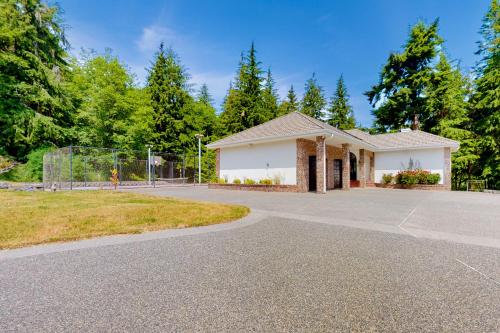 an empty parking lot in front of a building at Silver Lake Splendor in Oak Harbor