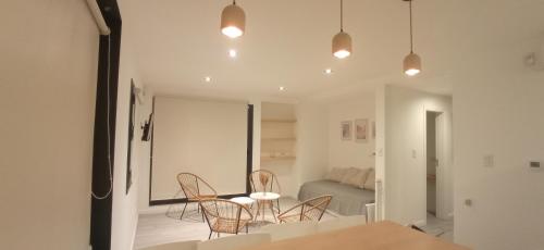 un comedor con mesa y sillas en una habitación en Casa terraza Quequén en Quequén