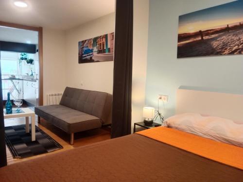 una camera con letto, divano e sedia di LOFT Centrico Santander - RH Altamar a Santander