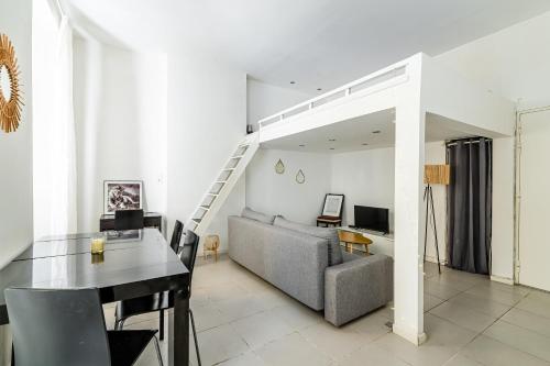 un salon avec un canapé et une table dans l'établissement Chevalier Paul-Charmant-Mezzanine - 4 personnes, à Marseille