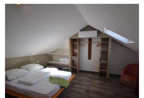 une chambre avec un lit dans un grenier dans l'établissement Gite La Grange du Pech, à Lacour