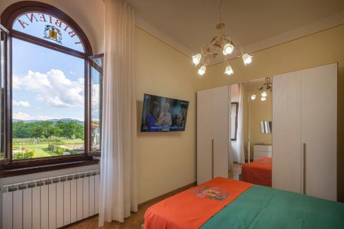 - une chambre avec un lit et une fenêtre avec vue dans l'établissement IBibiena - CASA CAMALDOLI, à Poppi