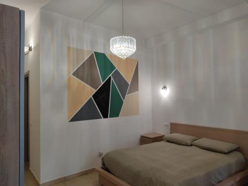 um quarto com uma cama e um quadro na parede em La Casetta di Gio' con Parcheggio em Lerici