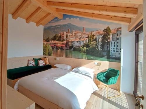 Chalet Dolce Colle في Volpago del Montello: غرفة نوم مع نافذة كبيرة مطلة على المدينة