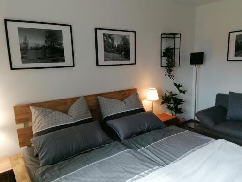 1 dormitorio con 1 cama y 1 sofá en Ferienhaus Tauernblick, en Sankt Veit im Pongau