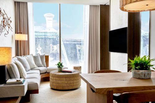 1 Hotel Mayfair في لندن: غرفة معيشة مع أريكة وطاولة