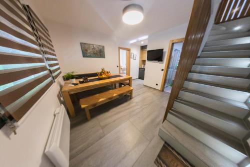 pasillo con escalera y sala de estar en Apartments Oeneus, en Račić