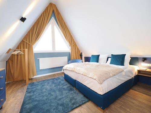 - une chambre avec un lit et une grande fenêtre dans l'établissement Seebrücke Heringsdorf - Appartement mit 2 Schlafzimmern S20, à Heringsdorf