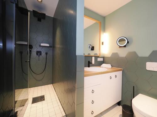 a bathroom with a shower and a sink at Seebrücke Heringsdorf - Appartement mit 2 Schlafzimmern S20 in Heringsdorf