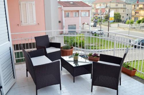 um pátio com cadeiras e uma mesa na varanda em Casa Clarissa em Marina di Casalvelino