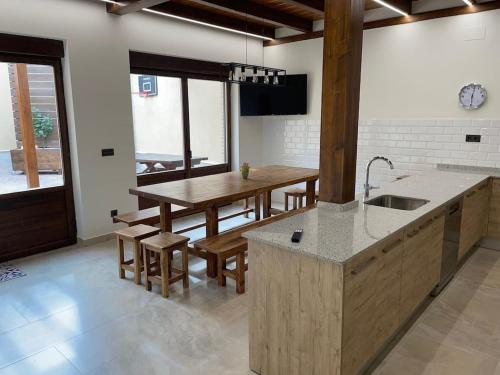eine Küche mit Tisch und ein Esszimmer in der Unterkunft El Corazón de la Villa in Saldaña