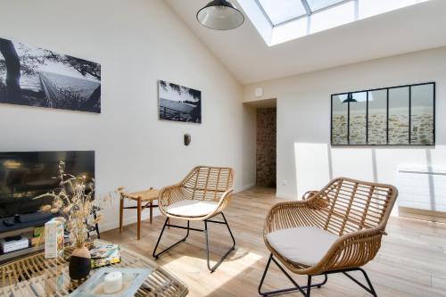 un salon avec deux chaises et une cheminée dans l'établissement Marais salants et plages - 2 adultes - 2 enfants, à Noirmoutier-en-l'lle