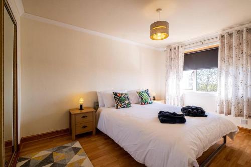 Un dormitorio con una cama con dos bolsas. en Seaside Home with Sea Views, en Balmedie