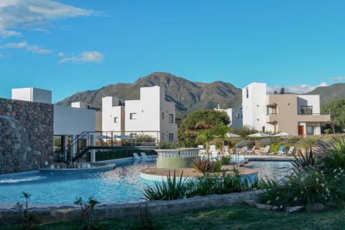 una representación de un complejo con piscina en Apart Hotel Los alazanes en Capilla del Monte