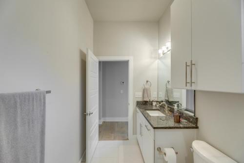 Η κουζίνα ή μικρή κουζίνα στο 3 Mi to Zilker Park Chic Condo with Patio!
