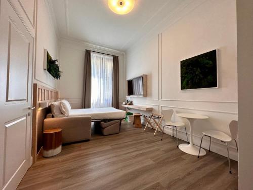 une chambre d'hôtel avec un lit, une table et des chaises dans l'établissement Eco Urban B&B, à Florence